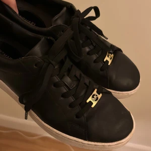 Michael kors skor - Säljer mina gamla favorit skor med guld ditaljer som tyvärr inte kommer till användning längre🤍jag köpte dom för 1700kr.