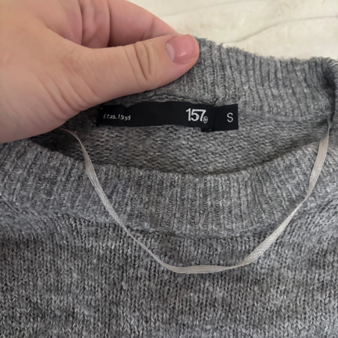 Grå stickad tröja - 2