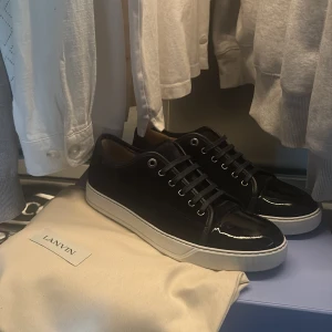 Mörk blåa Lanvins med glans storlek 8 passar 42-43 - Hej säljer dessa lanvins använda 1 gång nyskick allt ingår kvitto och allt og bara höra av er om frågor eller prisförslag!