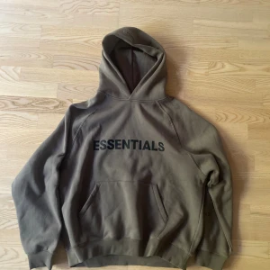 Essentials Fear of God hoodie grå L - Säljer en oversized grå hoodie från Essentials Fear of God i storlek L. Endast använd en enstaka gång. Hör av dig vid frågor! 