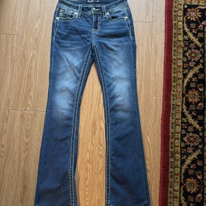 Miss Me blå bootcut jeans med brodyr - Snygga blå jeans från Miss Me med bootcut passform och kontrastsömmar. Bakfickorna har detaljerad brodyr och paljetter för extra bling. Nypris 2300. Dem är i superfint skick. 