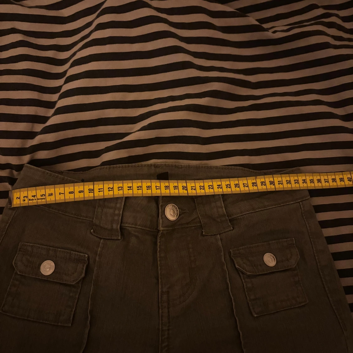 Olivgröna jeans med fickor, strl 34 - 2