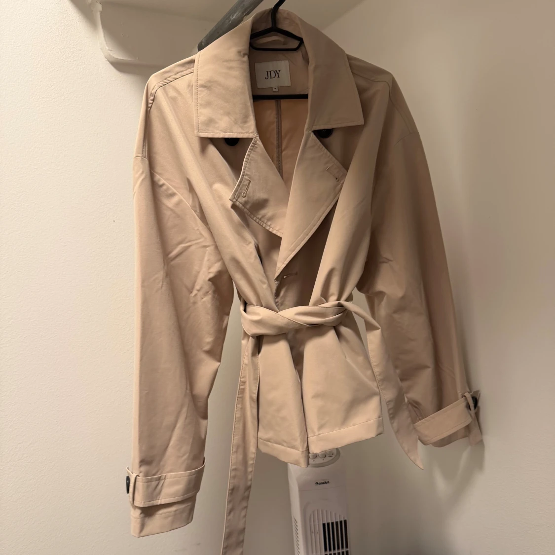 Beige trenchcoat från JDY med bälte - 1