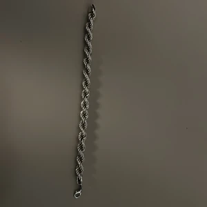 Silvrigt tvinnat armband - Köpt hos kejsar