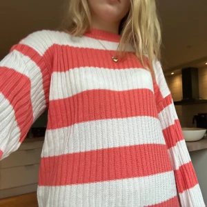 Randig stickad tröja i korall och vitt - Jättefin randig stickad tröja i en jättefin korallfärg! Står ingen storlek eller märke men skulle gissa på att den är i strl M eller lite större. Inte sticksig alls☺️