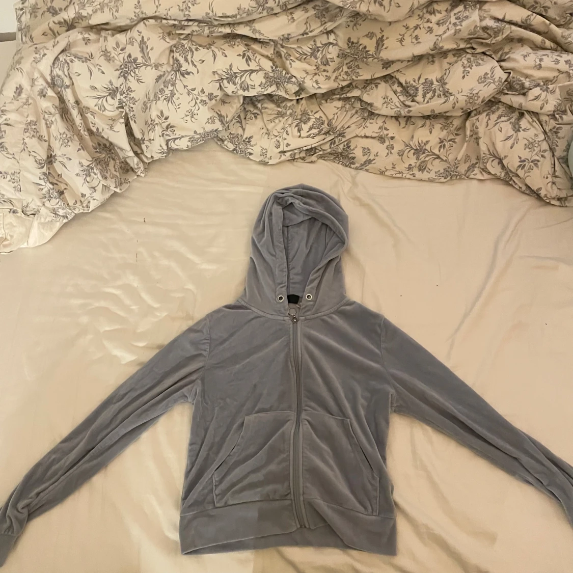 Blå zip hoodie från Gina