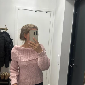 Offshoulder rosa tröja - Stickad 