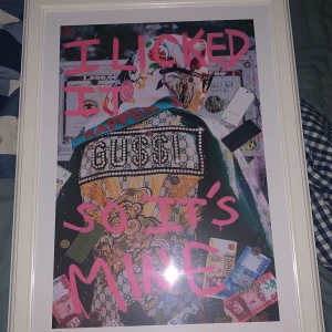 I Licked It So It's Mine poster art  - En färgstark och modern affisch med texten 'I Licked It So It's Mine', inspirerad av mode och streetkultur. Perfekt för dig som gillar unika och uttrycksfulla konstverk med attityd och popkulturella referenser.