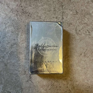 Baldessarini Nautic Spirit EdT 50ml - Baldessarini Nautic Spirit Eau de Toilette 50ml. En stilren parfym med texten 'Separates the men from the boys' på förpackningen. Perfekt för dig som vill sticka ut med en klassisk och självsäker vibe.