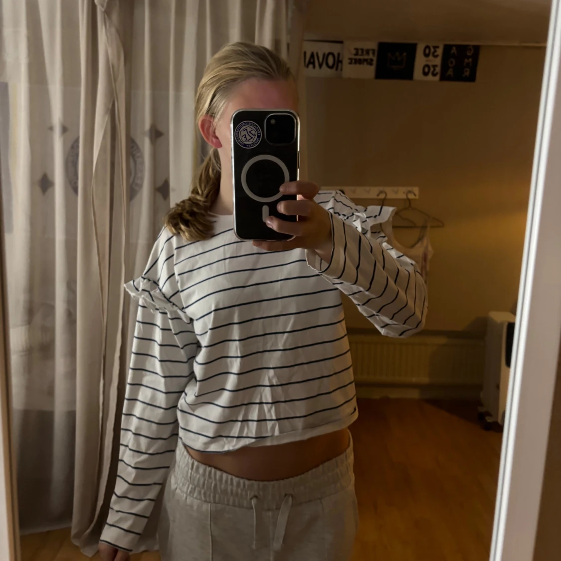 Vit randig långärmad tröja med volang