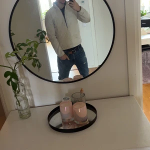 Blå slitna jeans från diesel - Säljer ett par blå jeans från diesel med slitningar och snygga detaljer. Jeansen har klassisk femficksdesign, tajt bra passform stretch, storlek w30 L32