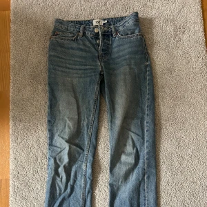 Blå straight leg jeans  - Snygga blå jeans från 157 i storlek XXS, men passar både xs och s. De är i jeans material och har knappar istället för dragkedja. Superfina och i gott skick. Jag är 155cm och dessa går perfekt över mina fötter. 