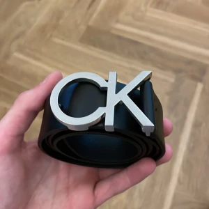 Calvin Klein bälte - Säljer detta jättesnygga bältet från Calvin Klein i färgen svart. 115cm långt. Nypris: 500kr. Billigare vid snabb affär! Hör av er vid frågor!✌️