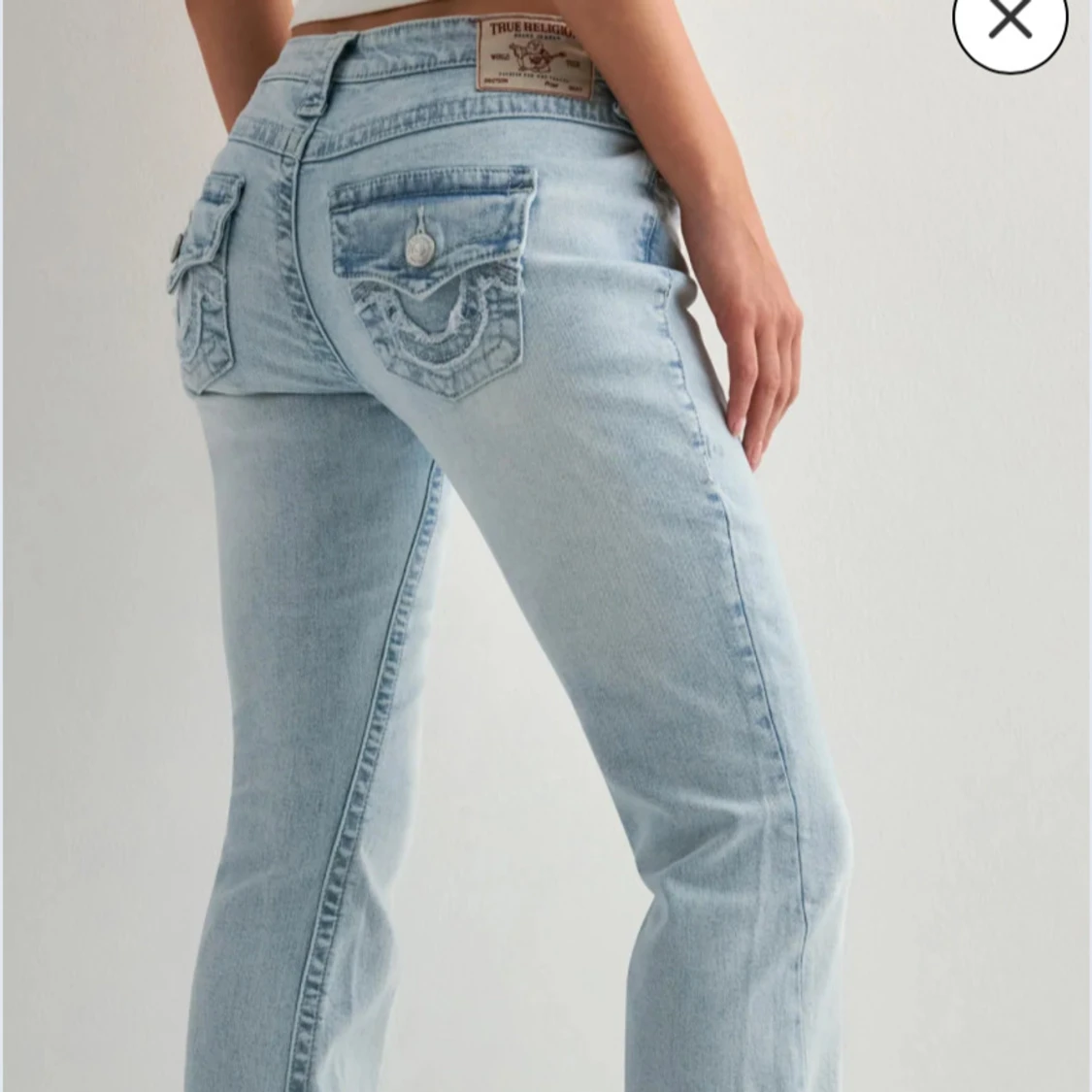 Ljusblå True Religion jeans med broderi