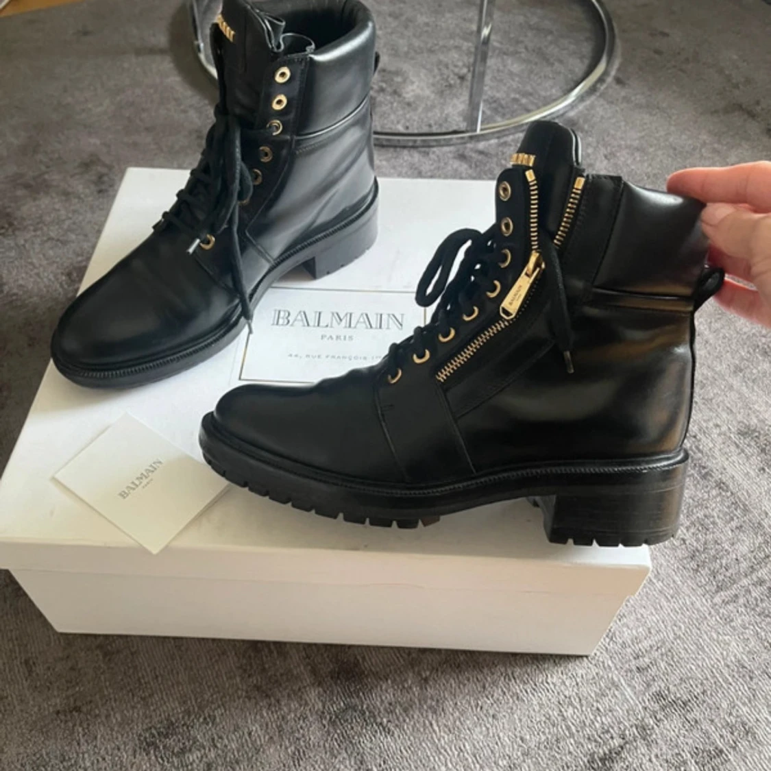 Svarta Balmain boots med gulddetaljer
