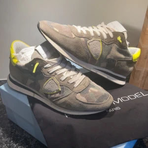 Philippe models  - Hej, säljer nu mina riktigt unika och feta philippe models. Finns inga skador men få täcken på använding har verkligen tagit hand om dem. Skorna är stl 40 men passar upp till 41,5-42. Då jag har breda fötter sitter de lite tajt på mig med stl 42. De är perfeka nu inför hösten och för en riktigt unik look. Hör av er vid frågor eller funderingar😁🔥