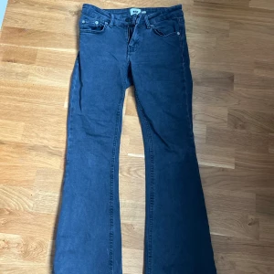 Lager jeans  - Säljer ett par klassiska lager 157 jeans i svart denim. Modellen har bootcut-ben och femficksdesign med normal passform. Perfekta för dig som gillar retrovibbar och vill ha ett par snygga jeans med lite utsvängda ben.