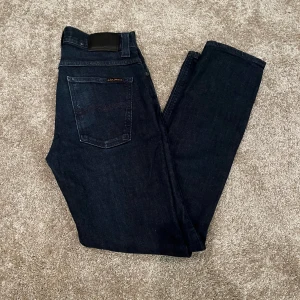 Mörkblå Nudie Jeans  - Snygga mörkblå från Nudie Jeans!⭐️ Storlek 31/32. Jeansen är helt oanvända och vid frågor och funderingar är det bara att höra av er!!🤩
