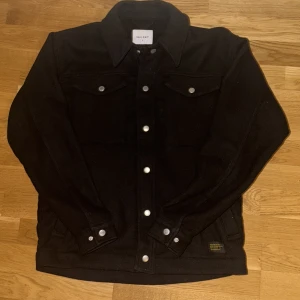 Vailent overshirt - Säljer en svart overshirt från Vailent. Modell är 178cm och väger 65kg. Skick 10/10. Pris kan diskuteras 🙏