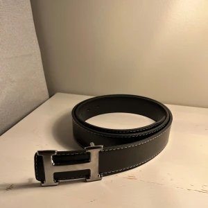 Svart bälte. - Mycket bra skick använts vid ett få tal tillfällen. Priset kan diskuteras, storlek 40/120 vilket passar alla. Hör av er vid minsta fundering👍