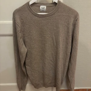 John Henric cashmere tröja - Säljer denna snygga cashmeretröja från John Henric. Den här inga hål, fläckar eller andra defekter. Den är i storlek L men skulle säga att den sitter som en M/L.