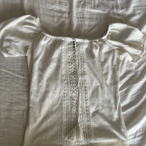 Vit Off shoulder T-shirt med spets i mitten - Bra skick, köpt för 1 år sen (ord pris 250kr)