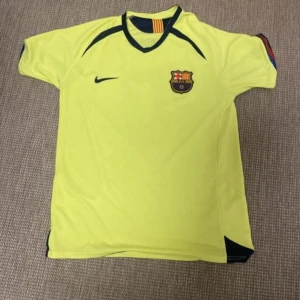 Barcelona Ronaldinho 10 retro - Gul Barcelona fotbollströja med Ronaldinho och nummer 10 på ryggen.  Är i väldigt bra skick eftersom jag aldrig haft på mig den den har bara legat i garderoben. Det är i storlek L. 