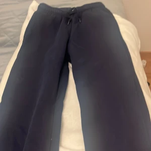 Mörkblå mjukisbyxor med snörning - Säljer dessa mjukisbyxor från Gina, de är i strl xxs och funkar perfekt nu inför vintern🩵