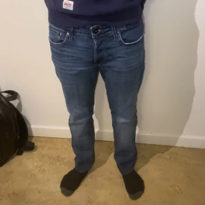 Jack & Jones jeans - Säljer nu dessa riktigt feta jack & Jones jeans i storlek 33/32. Uppsydda till storlek 30 i längd ungefär. Modellen är slim/glenn. Modellen är 179cm/73kg. 