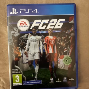 EA Sports FC 26 PS4 - EA Sports FC 26 till PlayStation 4 i mycket fint skick. Komplett med originalfodral, skiva och manual. Skivan är repfri och fodralet är i bra skick. Perfekt för fotbollsälskare som vill spela det senaste spelet på PS4. Kvitto medföljer.