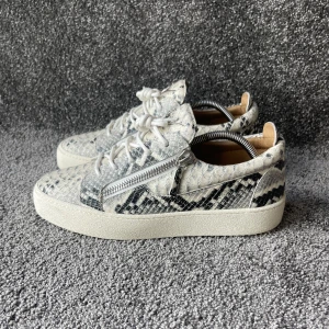 Giuseppe Zanotti Skor - ‼️VI TAR EJ BYTEN‼️Giuseppe Zanotti Skor | Skick: 9/10 | Storlek 41 sitter True to size | ingår enbart skorna vid köp. | Fraktar inom 24H efter köp på köparens bekostnad 📦💨 | Hör av dig vid minsta fråga eller fundering 💭