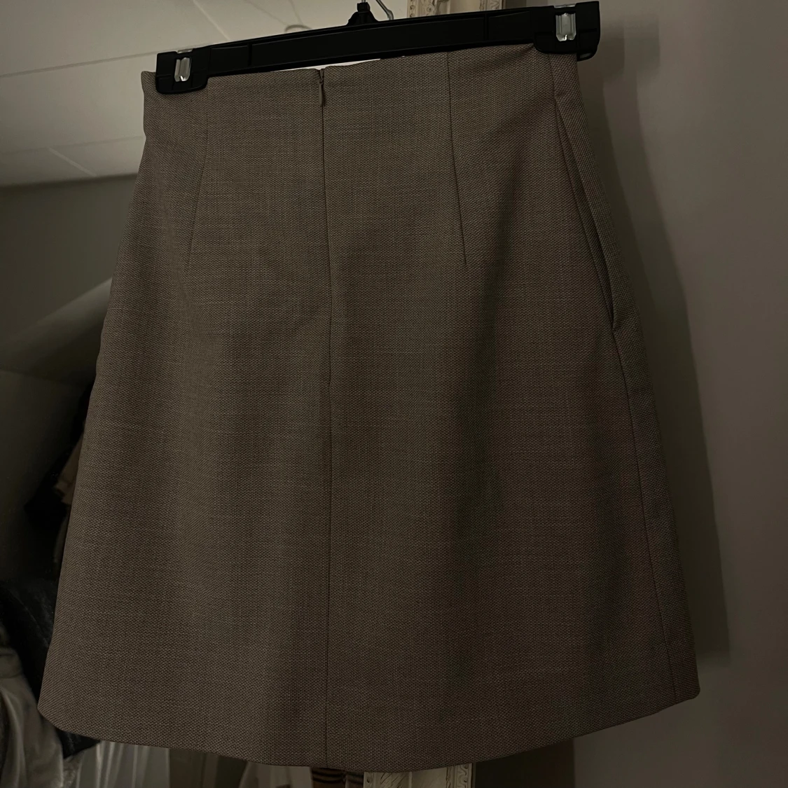 Beige/grå minikjol med knappar - 1