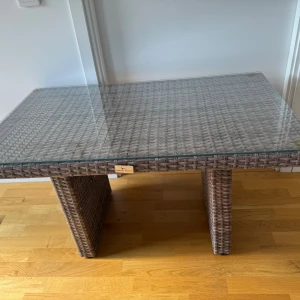 Soffbord/Loungebord Chilli - Loungebord utomhus från Chilli, modell Bahamas.   Storlek 100 x 60 cm, höjd 55 cm.  Superfint skick!   Färg: sand  Mått: B:60 cm L:100 cm H:55 cm Varumärke: Comfort Garden Höjd till bordsskiva: 50 cm Mått mellan ben - långsida: 60 cm Material: Plast,Metall,Glas                         Ordinariepris 1999:-                                              finns att hämta  i Eskilstuna 