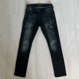 Svarta Jack & Jones Jeans - Tja säljer nu ett par svarta Jack & Jones jeans med slitningar för endast 299kr! Pris är ej hugget i sten, hör av er i dm vid funderingar 🙌