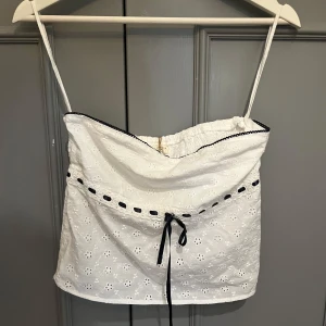 Tub topp med snöre - En jätte söt tub topp med snöre på framsidan. Aldrig använd. I storlek S. Från Zalando 