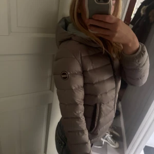 Colmar jacka  - Skit snygg, använd en halv vinter typ! Står storlek 154 cm men asså de är verkligen som en s/xs!. Den sitter perfekt på mig som är mellan xs o s och 165 cm lång! Den har lite smink på insidan men går säkert bort om man försöker!