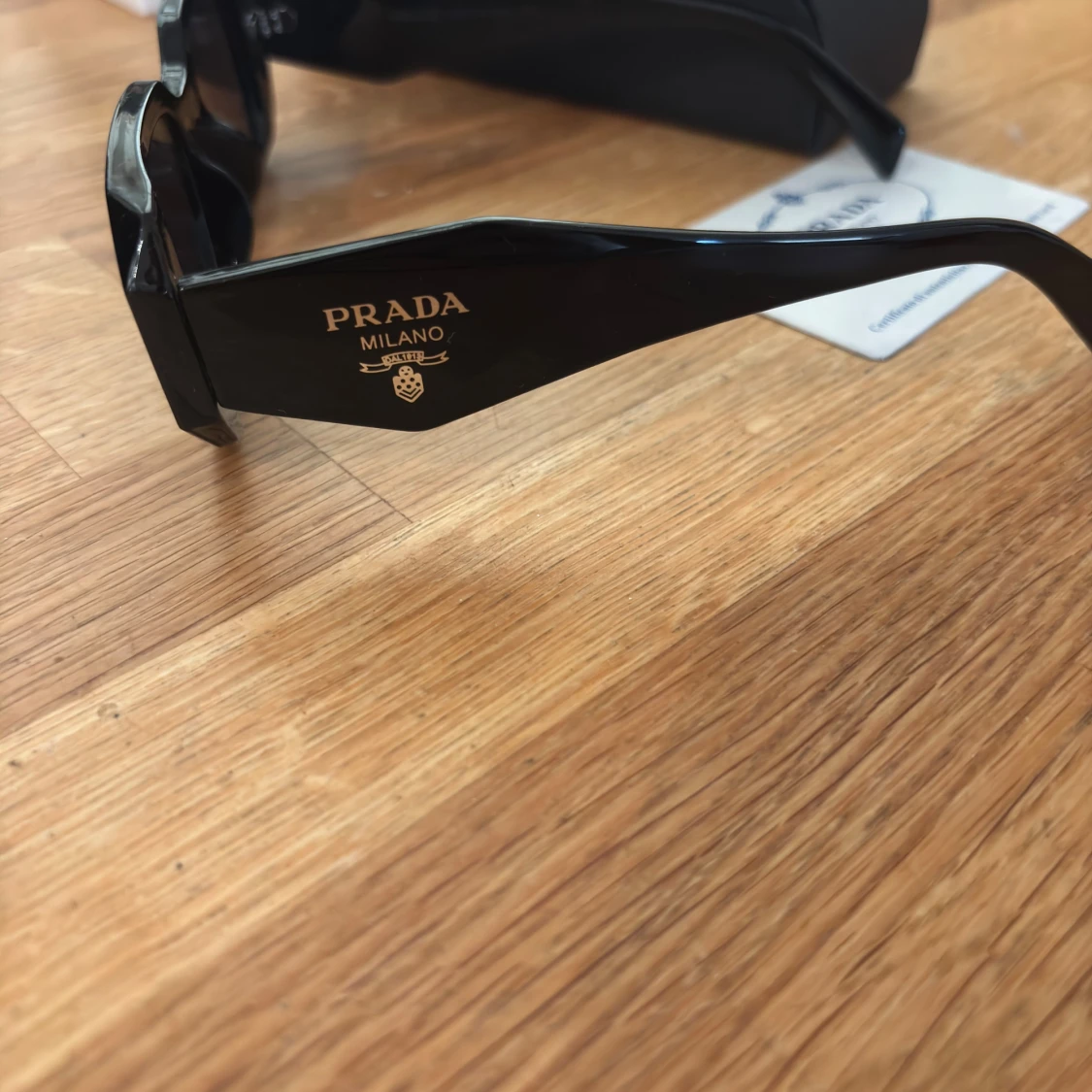 Svarta solglasögon från Prada - 2