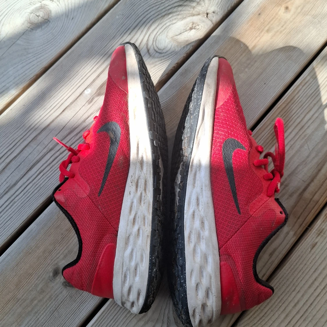 Röda Nike sneakers med svart swoosh - 1