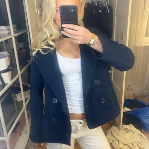 Mörkblå skepparkavaj med stora knappar - Super snygg och söt höst jacka/ kappa🍒🔥💕 passar så fint till så mycket!!💕💕🥹❤️❤️❤️