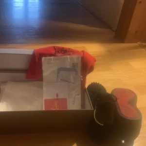 Christian Louboutin svarta sneakers med nitar - Svarta sneakers från Christian Louboutin med ikoniska röda sulor och svarta nitar på tån. Skorna har snörning och är tillverkade i skinn med en cool, edgy vibe. Perfekta för dig som vill sticka ut med exklusiva detaljer och streetstyle-känsla. Med spikar