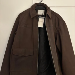 Brun läderjacka från Jack & Jones - Storlek: M Nypris: 2849kr på Zalando   https://www.zalando.se/jack-and-jones-premium-jprcclewis-skinnjacka-chocolate-brown-jam22t0c8-o11.html