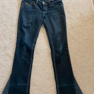 Diesel LIV bootcut jeans blå W28 L30 - Snygga blå bootcut jeans från Diesel, modell LIV. Be om bilder på fler slitningar då jag inte kan lägga ut fler bilder. Har sytt de bootcut själv.