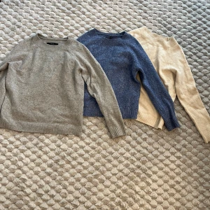 Tre stickade tröjor vero moda - Tre stickade tröjor från vero Moda som knappt är använda. Två av tröjorna är i S och en är i XS. Få alla tre för 150kr. Går även att köpa separat för 50kr/st🥰