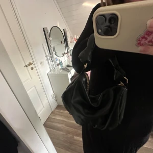 Fest handväska  - Säljer denna handväska som är väldigt rymlig till utgång💕bandet lossna på ena sidan men lämnade in den men man ser inte att den har varit trasig!!! Det tillkommer även ett långt band☺️