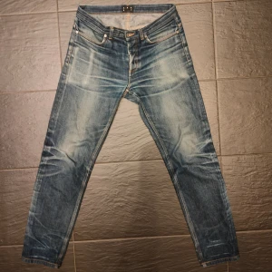 Asket faded denim jeans - Säljer dessa asket jeans med otrolig fade. Finns ett litet slitage i närheten av skrevet. Midja 30 längd 32. Skriv vid minsta fundering!