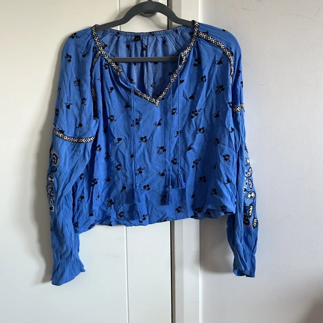 Blå broderad blus med v-ringning