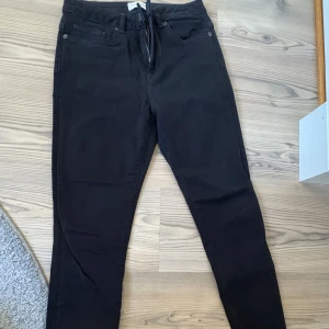 Svarta skinny jeans från Selected - Svarta jeans från Selected med klassisk femficksdesign och dragkedja fram. Modellen är skinny fit med smala ben och normal midja. Perfekta om du gillar en stilren och enkel look. Materialet är mjukt och stretchigt för extra komfort. W:29 L:30