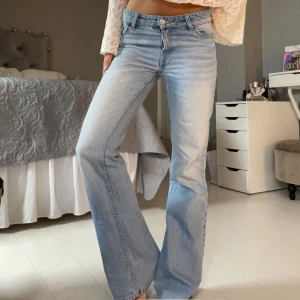 Ljusblå  jeans - Snygga ljusblå jeans med bootcut-modell och klassisk femficksdesign. Jeansen har en normal passform 