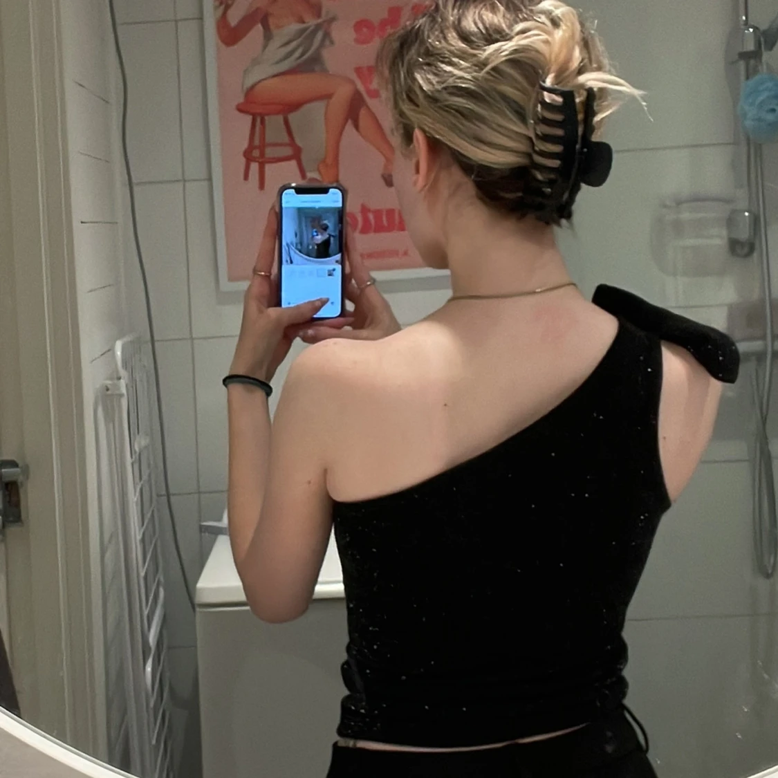 Svart glittrig oneshoulder topp med rosett - 1