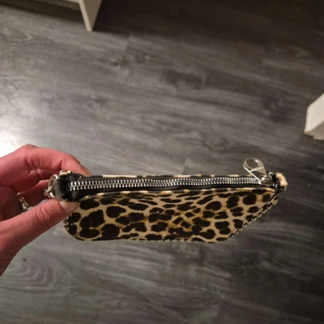 Leopardmönstrad axelväska med kedja - 1